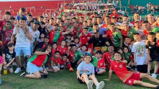 Aguirre es una fiesta.&nbsp; El rojiverde cumplió 99 años de vida y sus seguidores armaron su propio carnaval en el estadio Pocho Lavezzi. La entidad se fundó el 10 de octubre de 1924.&nbsp; &nbsp;