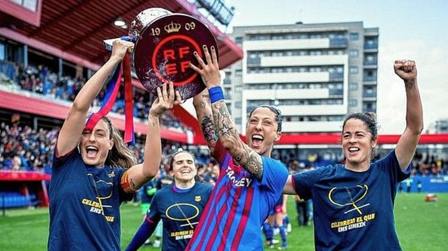 Barcelona superó 5-0 a Real Madrid en el Clásico y se alzó con el título en la Liga de España.