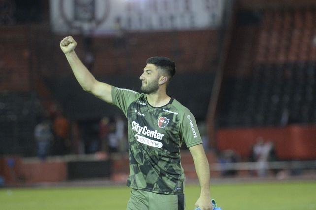 Puño cerrado. La emoción del debut todavía está a flor de piel y Herrera saluda a la platea. Tuvo su noche inolvidable.