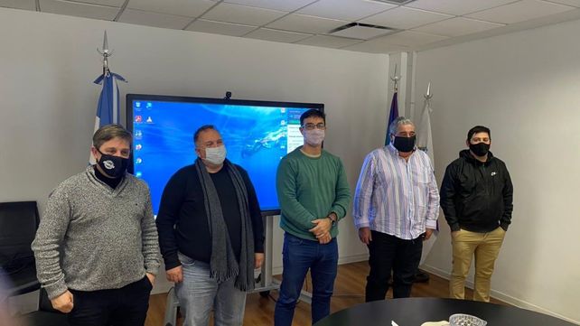 El presidente del Inaes (centro) junto a los socios de la cooperativa.
