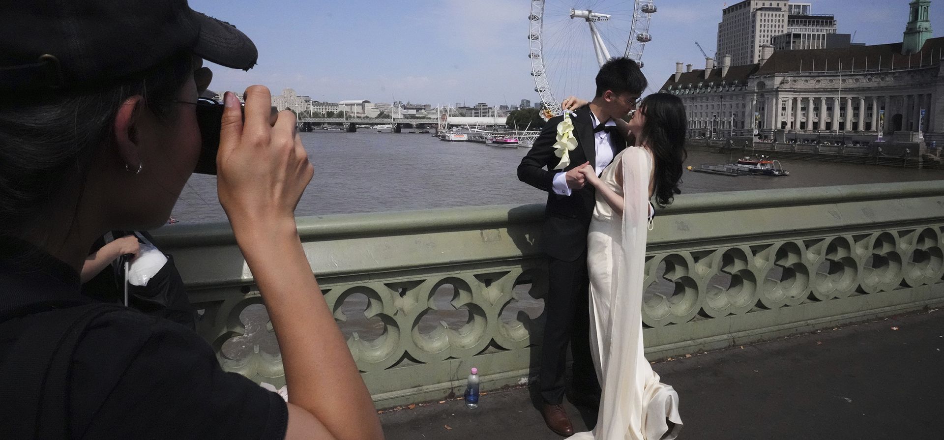 Una pareja de novios posa para fotografías en el puente de Westminster, Londres, el martes 12 de agosto de 2025. (Foto AP/Kirsty Wigglesworth) Una pareja de novios posa para fotografías en el puente de Westminster, Londres, el martes 12 de agosto de 2025. (Foto AP/Kirsty Wigglesworth)