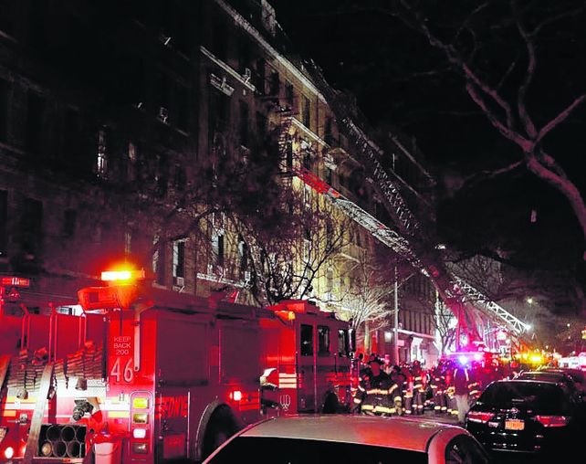 En el Bronx. Las brigadas de bomberos arribaron al lugar.