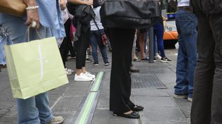 Retiran el semáforo de piso instalado en la esquina de Córdoba y Corrientes