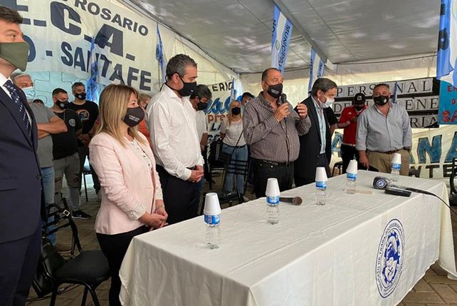 Municipales y Javkin firmaron la paz: se levantó la carpa de plaza 25 de Mayo