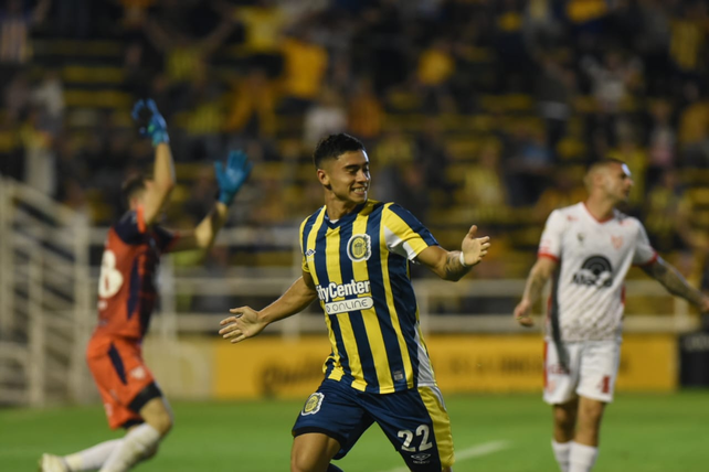 Central le ganó 4 a 1 a Instituto y suma 16 partidos sin derrotas en el Gigante de Arroyito
