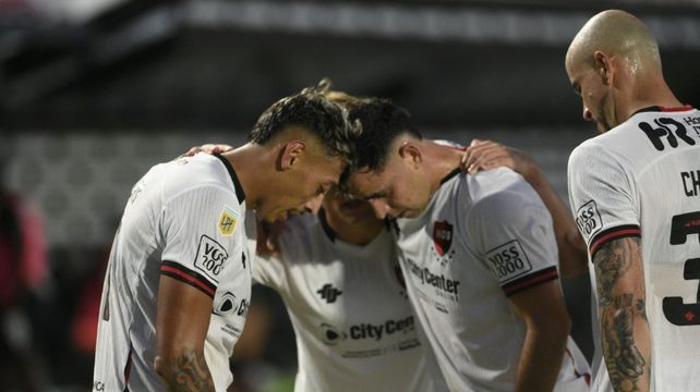 El festejo de los jugadores de Newells ante Estudiantes. Se viene Boca y luego Copa Argentina.