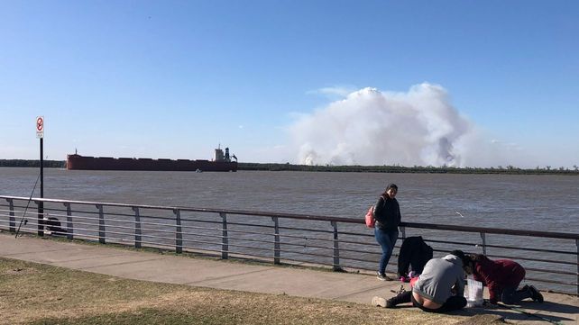 El humo proveniente de los incendios en la zona de islas generaron inconvenientes en la salud de miles de rosarinos.&nbsp;