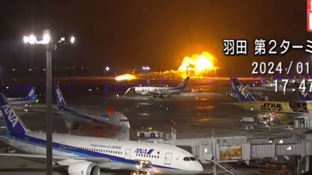 El momento del choque de aviones en el aeropuerto de Tokio.&nbsp;