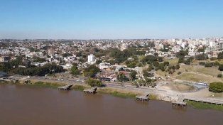 {alttext(Este año la FDD se realizará el 9 de noviembre en Puerto Nuevo. Los organizadores acordaron con el municipio contraprestaciones por el uso del espacio,Fiesta de Disfraces #FDD2024 pagará dos números artísticos de la Fiesta Nacional del Mate)}