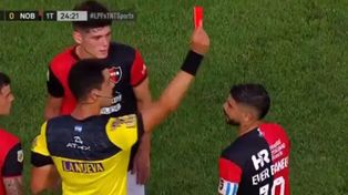 Tras pegarle un planchazo a &nbsp;Santiago Ascacibar, Ever Banega fue amonestado y después a instancias del VAR recibió la tarjeta roja.&nbsp; 