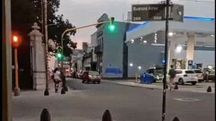 Video: Remis escapó del control y llevó en el capot a un inspector