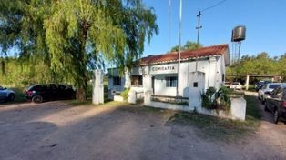 El edificio de la subcomisaría de Arroyo Leyes fue copado por una banda que luego asaltó una vivienda cercana. Se cree que los imputados actuaron junto a otros cinco cómplices.