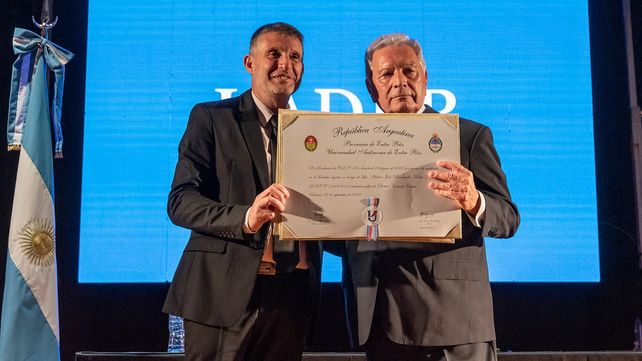 La Uader distinguió al empresario Héctor Motta como Doctor Honoris Causa