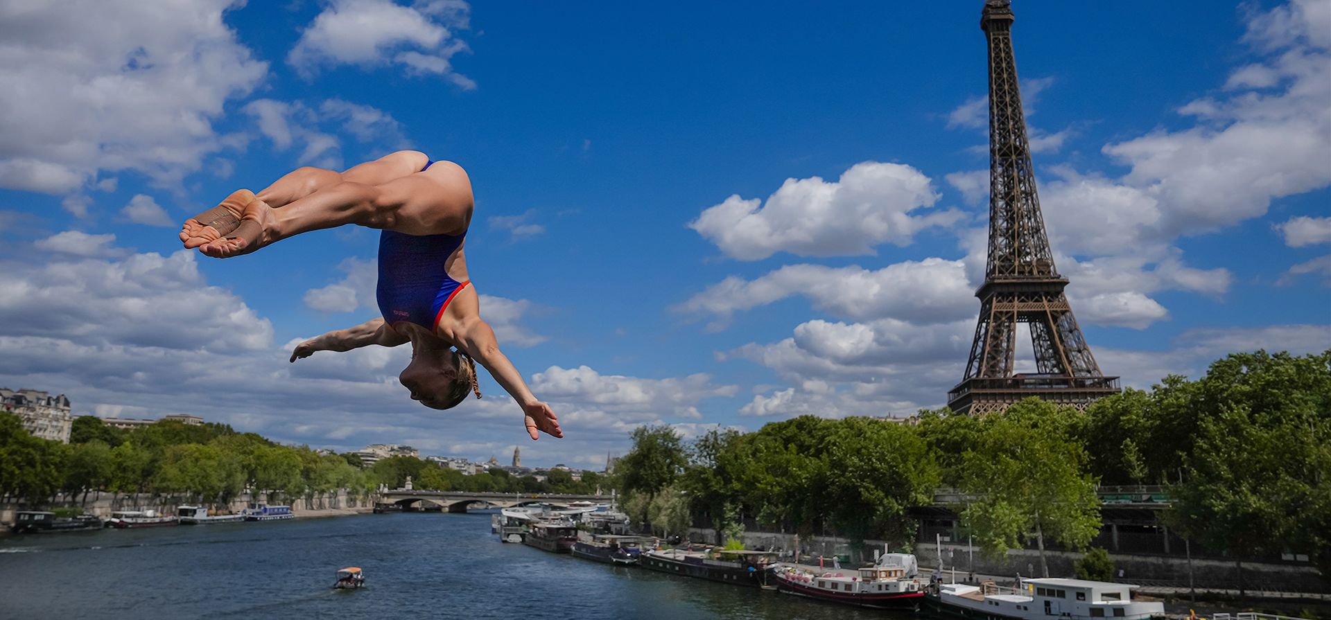 Un clavadista en acción durante un entrenamiento de salto de altura con la Torre Eiffel de fondo en el Campeonato Europeo de Natación en París, el miércoles 5 de agosto de 2026. (Foto AP/Aurelien Morissard) Un clavadista en acción durante un entrenamiento de salto de altura con la Torre Eiffel de fondo en el Campeonato Europeo de Natación en París, el miércoles 5 de agosto de 2026. (Foto AP/Aurelien Morissard)