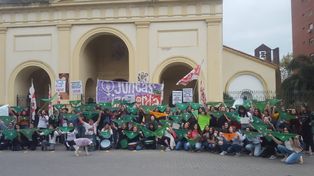 Aborto: realizaron un “pañuelazo” frente a la Catedral santafesina