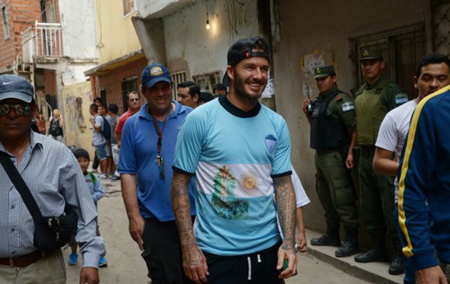 El astro futbolístico inglés camina por la villa del Bajo Flores.
