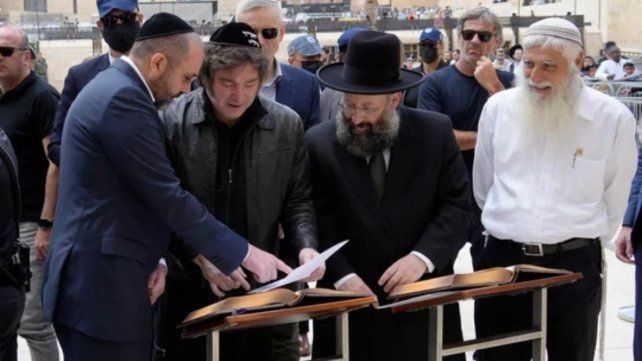 Javier Milei llegó a Israel y pasó por el Muro de los Lamentos