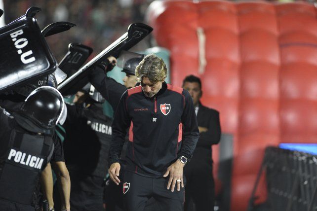 Gabriel Heinze deja la cancha con protección policial. Una imagen muy dura.&nbsp;