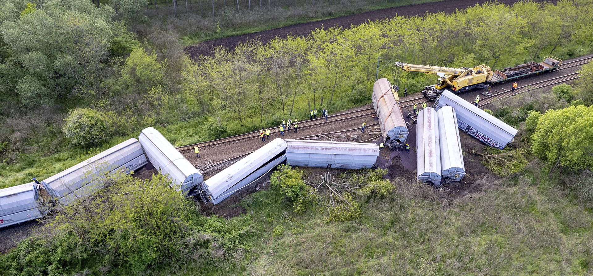 Trabajadores ferroviarios evalúan los daños causados por vagones de un tren de carga descarrilado cerca de Hajduhadhaz, este de Hungría, el lunes 8 de mayo de 2023. (Zsolt Czegledi/MTI vía AP)