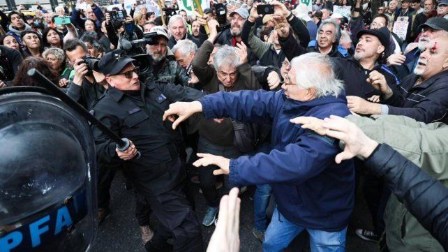 La policía reprimió a jubilados que marcharon contra el veto de Javier Milei