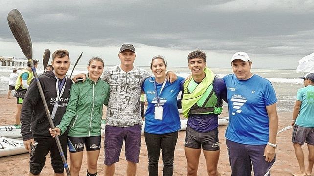 El equipo de canotaje de Santa Fe que está compitiendo en los Juegos Nacionales de Playa.