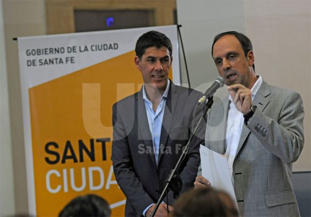 Acto oficial. Fue en la explanada del municipio donde Ramos y Corral dieron detalles del sistema / Foto: Juan Manuel Baialardo - Uno Santa Fe