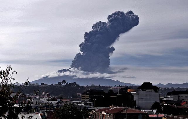 Una nueva erupción del volcán Calbuco tiene en vilo a Chile y Argentina.