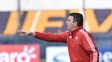 Muchas indicaciones. Osella vivió el partido con intensidad junto a la raya de cal.