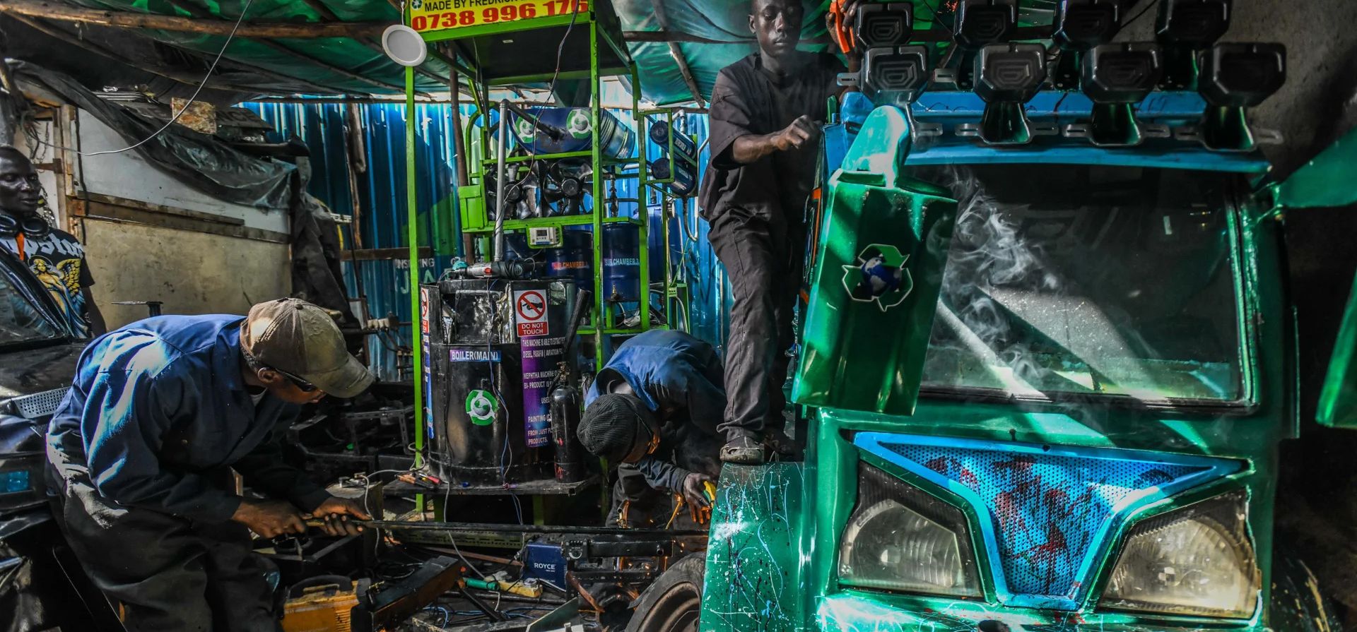 Jóvenes artesanos transforman la chatarra en vehículos modificados, unidades robóticas automatizadas y estufas portátiles de biomasa en la región de Kariokor, Nairobi, Kenia. Fotografía: Gerald Anderson/Anadolu/Getty Images Jóvenes artesanos transforman la chatarra en vehículos modificados, unidades robóticas automatizadas y estufas portátiles de biomasa en la región de Kariokor, Nairobi, Kenia. Fotografía: Gerald Anderson/Anadolu/Getty Images