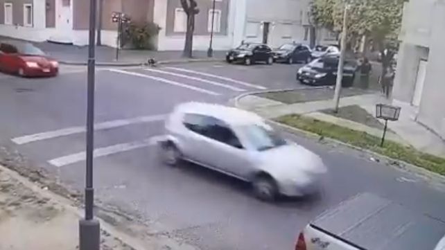 Sobre la parte superior derecha de la imagen se aprecia cómo tres desconocidos abordan a un hombre y lo introducen por la fuerza en su propio auto.