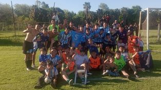 Puntero en la B. Con garra, sacrificio y corazón, el equipo de barrio Rucci se transformó en uno de los animadores de la segunda división en la Asociación Rosarina de Fútbol.