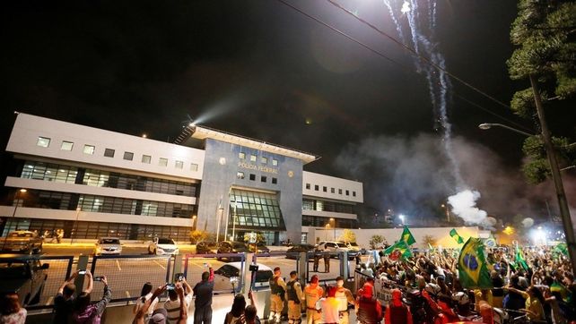 Con un Brasil conmocionado, Lula pasó su primera noche en prisión