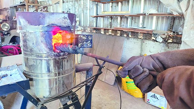 El torsionado de acero es una de las etapas para construir una hoja artística.
