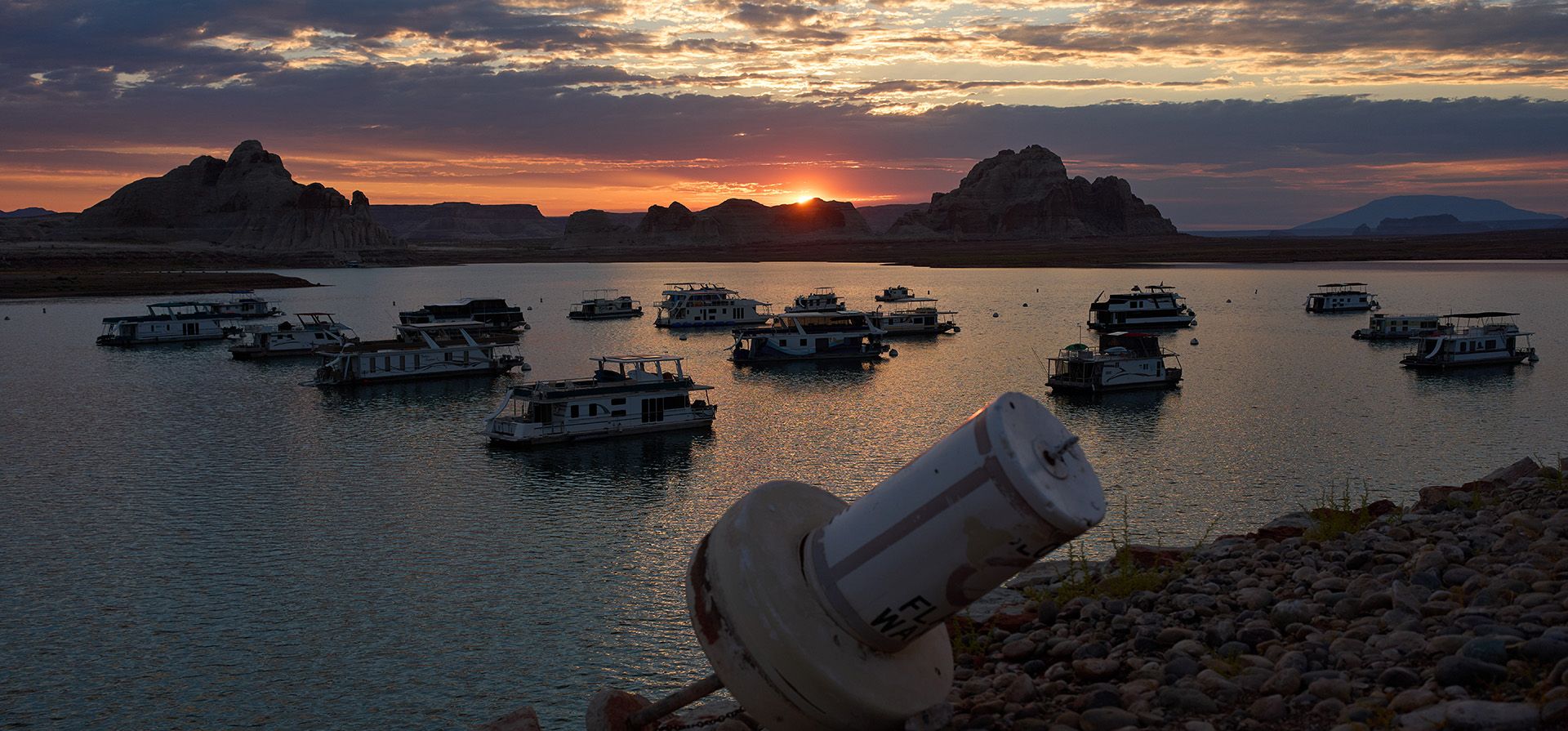 Una boya que antes flotaba ahora yace en tierra firme sobre el lago Powell en el Área Recreativa Nacional de Glen Canyon, el miércoles 15 de julio de 2026, cerca de Page, Nevada. (Foto AP/John Locher) Una boya que antes flotaba ahora yace en tierra firme sobre el lago Powell en el Área Recreativa Nacional de Glen Canyon, el miércoles 15 de julio de 2026, cerca de Page, Nevada. (Foto AP/John Locher)