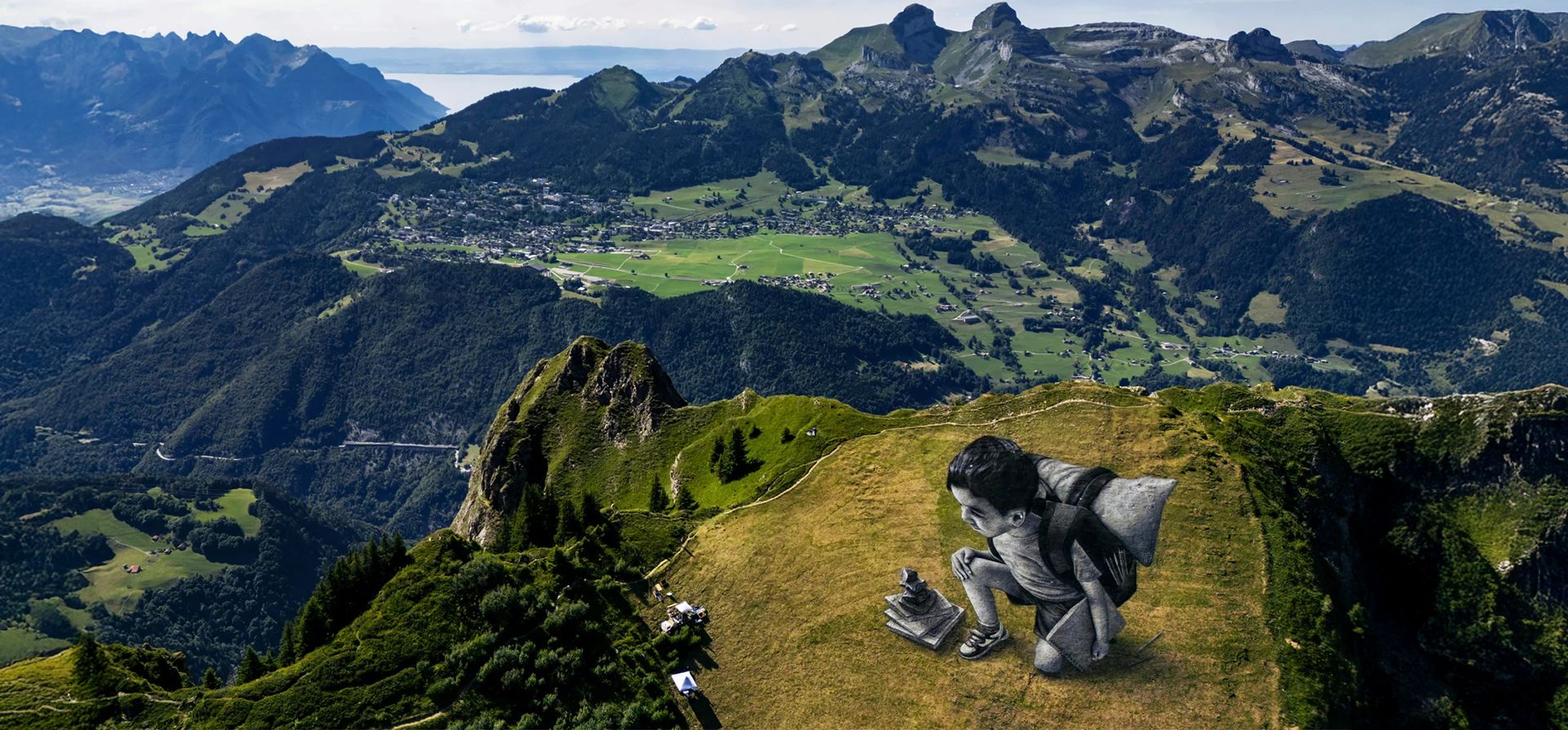 Una pintura gigante de land art biodegradable, Vers l'Horizon del artista franco-suizo Saype, se ve en las crestas de la montaña Grand Chamossaire, sobre la estación alpina de Villars-sur-Ollon, Villars-sur-Ollon, Suiza. Fotografía: Jean-Christophe Bott/AP Una pintura gigante de land art biodegradable, Vers l'Horizon del artista franco-suizo Saype, se ve en las crestas de la montaña Grand Chamossaire, sobre la estación alpina de Villars-sur-Ollon, Villars-sur-Ollon, Suiza. Fotografía: Jean-Christophe Bott/AP