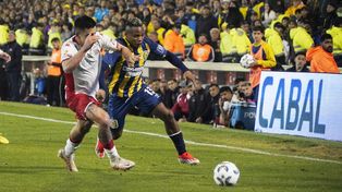 Jaminton Campaz intenta el desborde en el partido ante Huracán, en el que ingresó en el complemento.