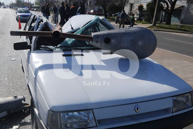 Cayó una columna de luz sobre un auto en López y Planes y P. Zenteno
