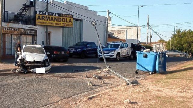 Vehículo chocó contra una columna de alumbrado público