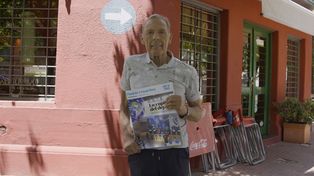 Tras a entrevista, Miguel Angel Russo posa con la revista que La Capital publicó por el 157 aniversario del diario.