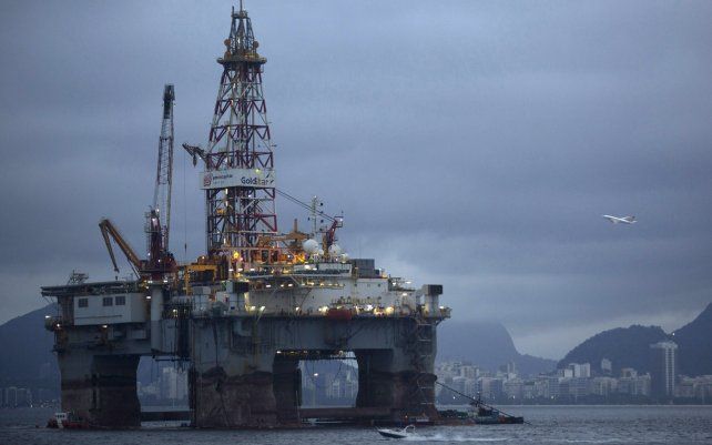 Plataforma petrolera en las aguas de la bahía de Guanabara en Niteroi, Brasil.