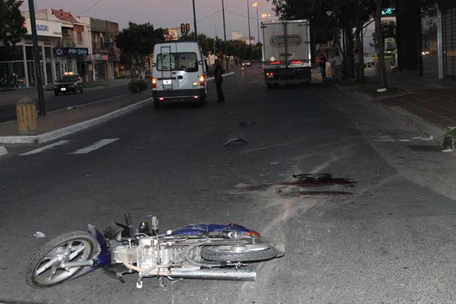 Un motociclista muerto y otros dos heridos en Facundo Zuviría