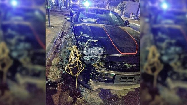 Así quedó el Ford Mustang tras chocar tres vehículos estacionados en la calle.