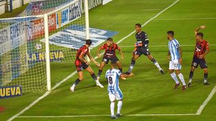 Guillermo Acosta ya sacó el disparo que se convirtió en el 1 a 1. El gol debió ser anulado por posición adelantada.