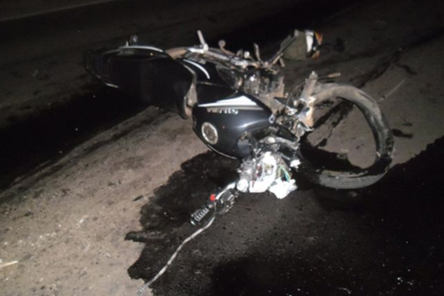 Cuatro heridos en un grave accidente entre un auto y una moto