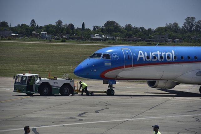 auxilio. Los aviones son remolcados para evitar que el accionar de las turbinas vuele las piedras rotas de la plataforma.