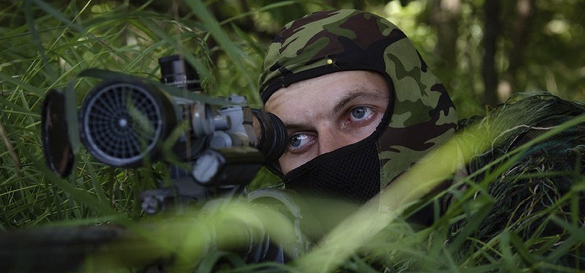 Imagen publicada por el Servicio de Prensa del Ministerio de Defensa de Rusia el jueves 10 de agosto de 2023, un francotirador ruso mira desde su posición hacia las posiciones ucranianas al grupo Zapad (Oeste) de tropas rusas en un lugar no revelado de Ucrania. (Servicio de Prensa del Ministerio de Defensa Ruso vía AP Imagen publicada por el Servicio de Prensa del Ministerio de Defensa de Rusia el jueves 10 de agosto de 2023, un francotirador ruso mira desde su posición hacia las posiciones ucranianas al grupo Zapad (Oeste) de tropas rusas en un lugar no revelado de Ucrania. (Servicio de Prensa del Ministerio de Defensa Ruso vía AP