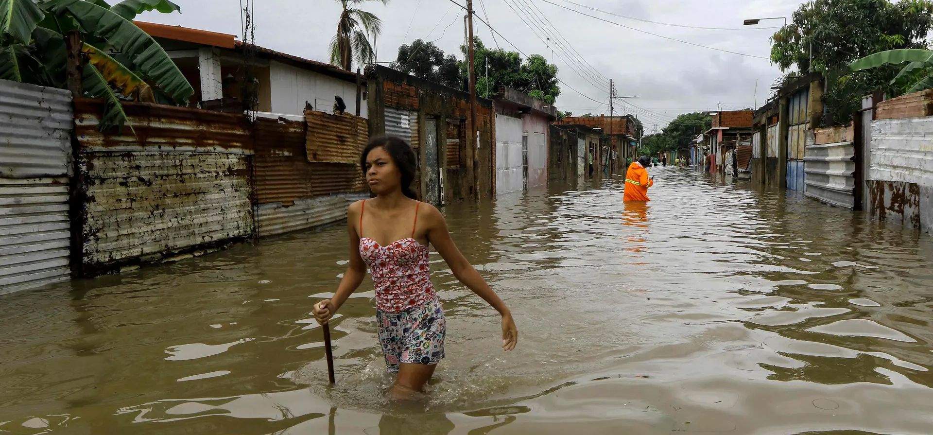 Valencia, Venezuela. Una mujer vadea una calle inundada mientras los equipos de rescate ayudan a las personas a evacuar después de que las fuertes lluvias causaron inundaciones generalizadas. Fotografía: Juan Carlos Hernández/AFP/Getty Images Valencia, Venezuela. Una mujer vadea una calle inundada mientras los equipos de rescate ayudan a las personas a evacuar después de que las fuertes lluvias causaron inundaciones generalizadas. Fotografía: Juan Carlos Hernández/AFP/Getty Images