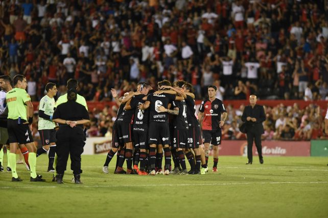 Merecido festejo. Todo Newells celebra la buena victoria ante San Lorenzo con un golazo del juvenil An&iacute;bal Moreno.&nbsp;