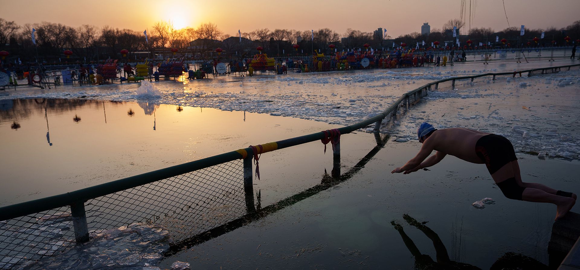 Un nadador se zambulle en el lago helado de Shichahai, en Pekín, China, el martes 27 de enero de 2026. (Foto AP/Vincent Thian) Un nadador se zambulle en el lago helado de Shichahai, en Pekín, China, el martes 27 de enero de 2026. (Foto AP/Vincent Thian)