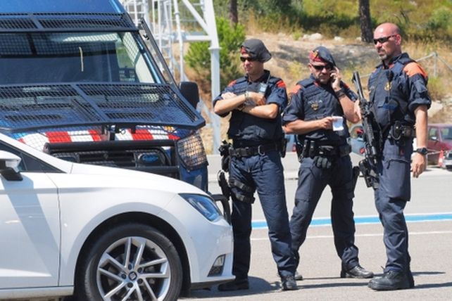 vigilancia. La policía nacional española controla una ruta de salida hacia Francia.